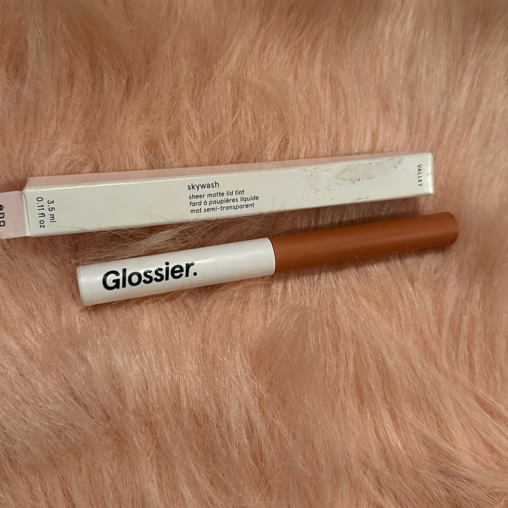 Glossier sky wash eye lid tint